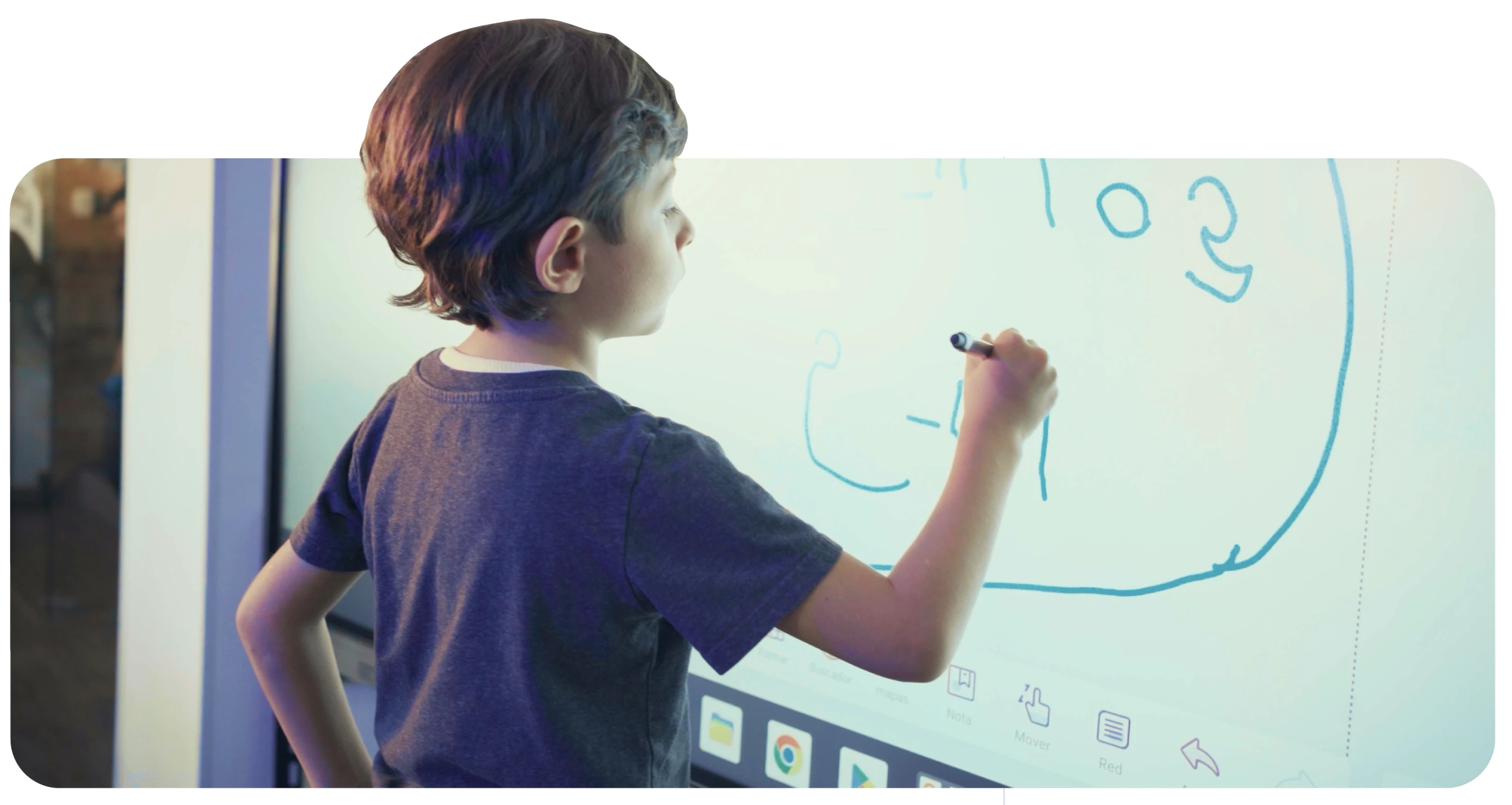Niño escribiendo en pizarra interactiva OneScreen